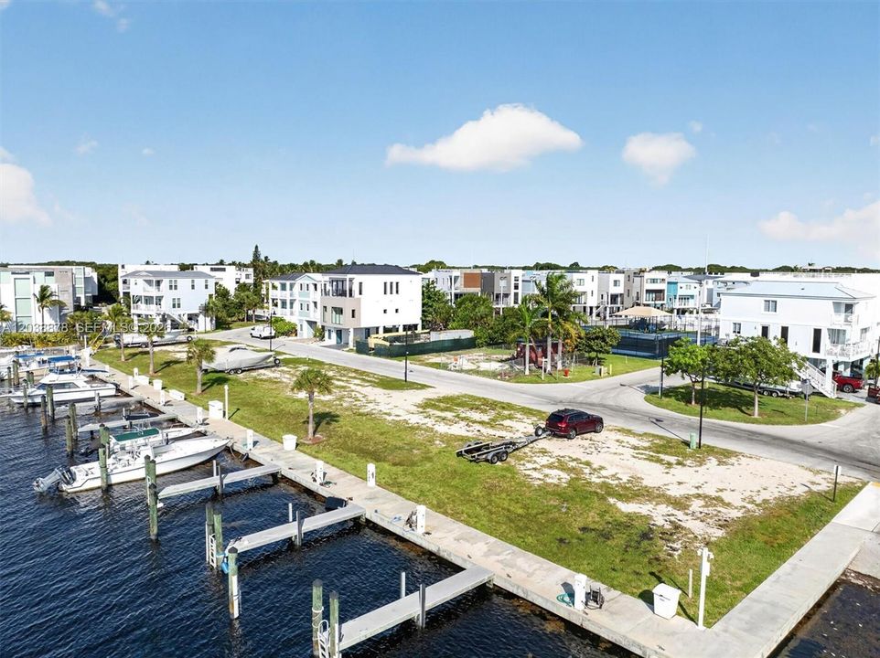 На продажу: $780,000 (0.04 acres)