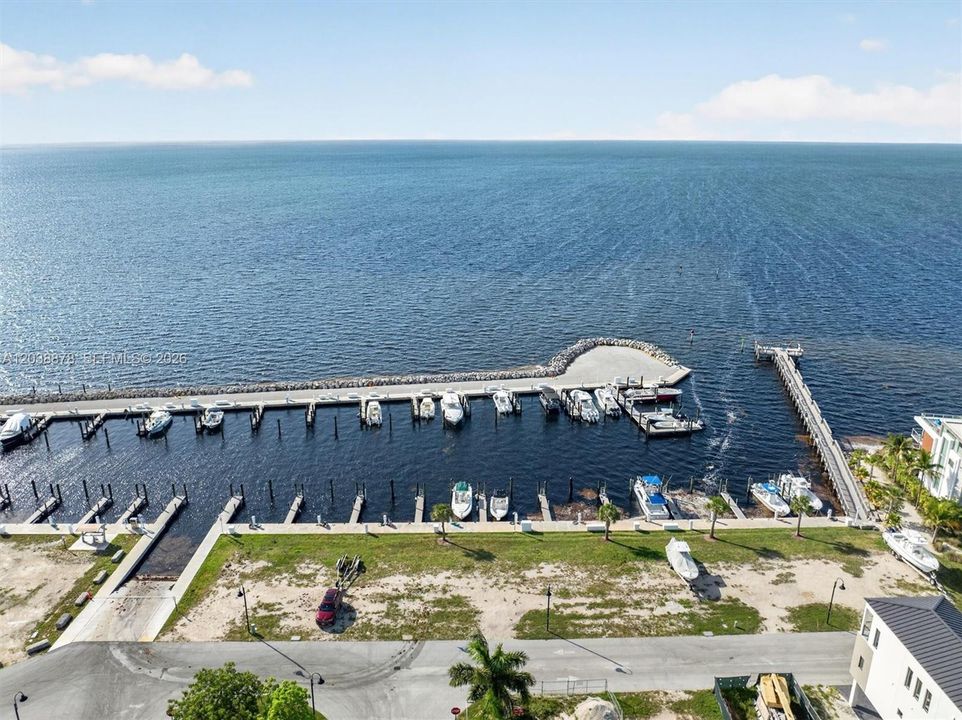 На продажу: $780,000 (0.04 acres)