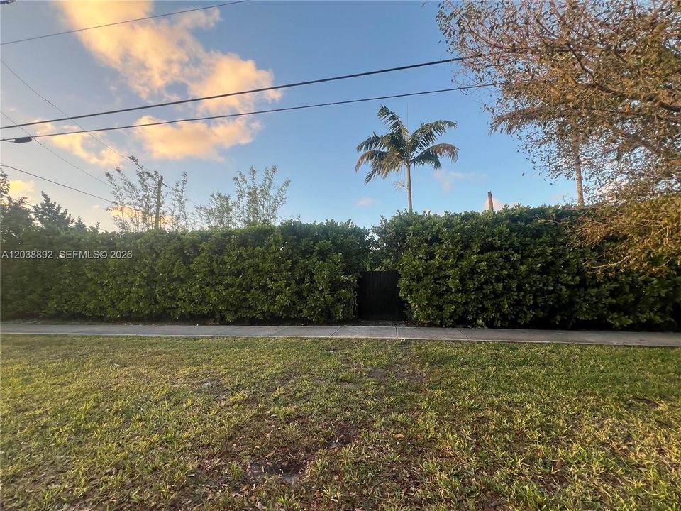 На продажу: $495,000 (0.14 acres)