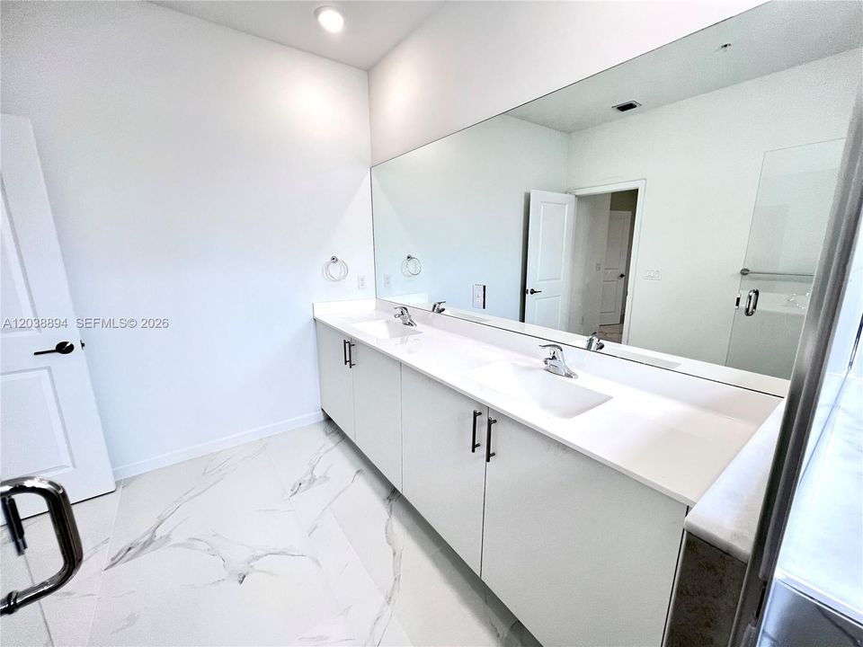 В аренду: $3,800 (3 спален, 2 ванн, 1756 Квадратных фут)