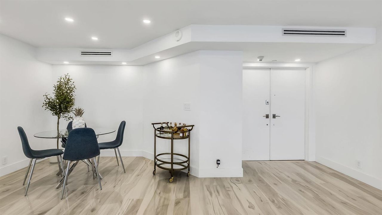Foyer/Dining area