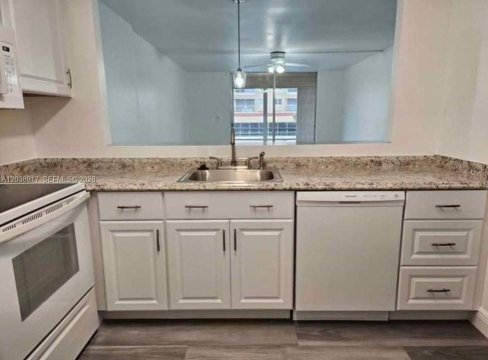 В аренду: $1,800 (1 спален, 1 ванн, 940 Квадратных фут)