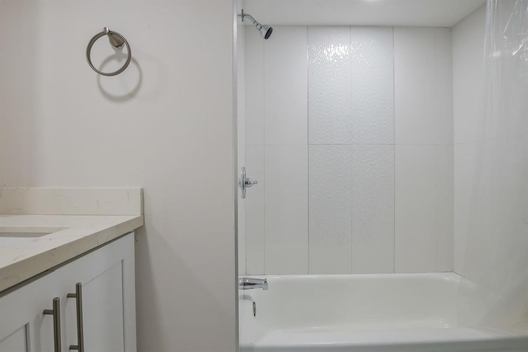 TUB/SHOWER GUEST BTH