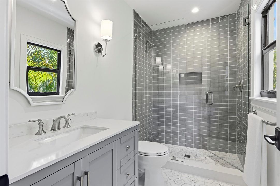 2ND FLR - GUEST SUITE 2 BATHROOM