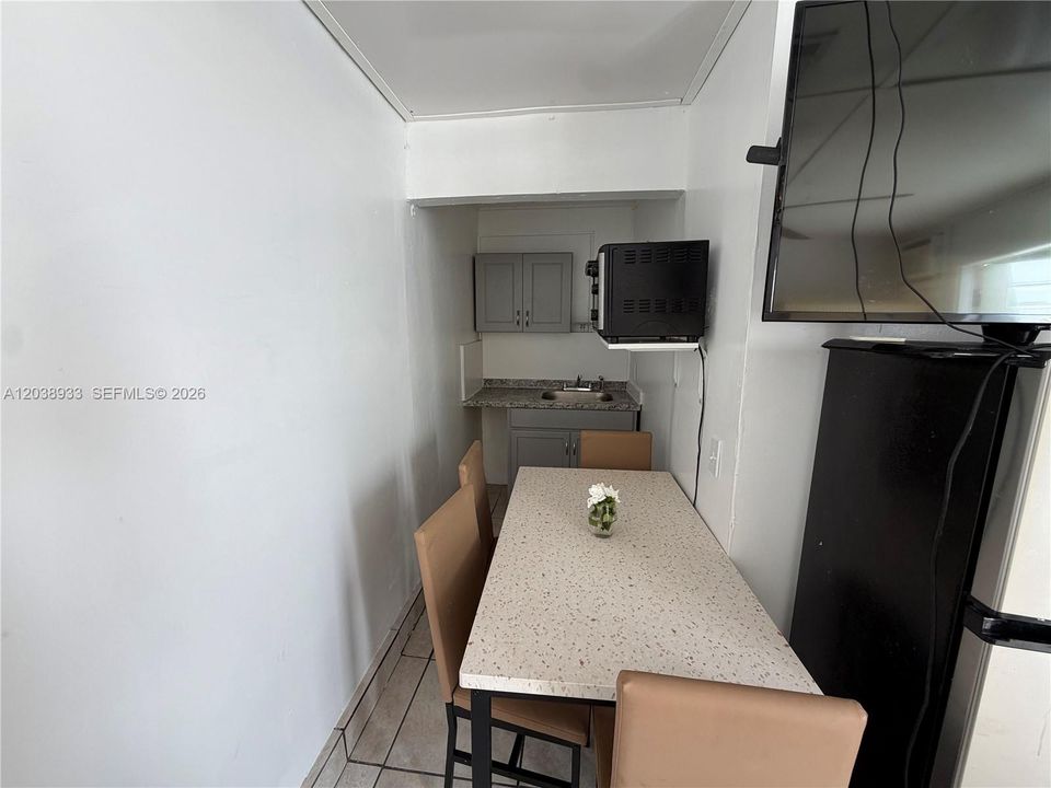 For Rent: $1,250 (1 beds, 1 baths, 300 Square Feet)