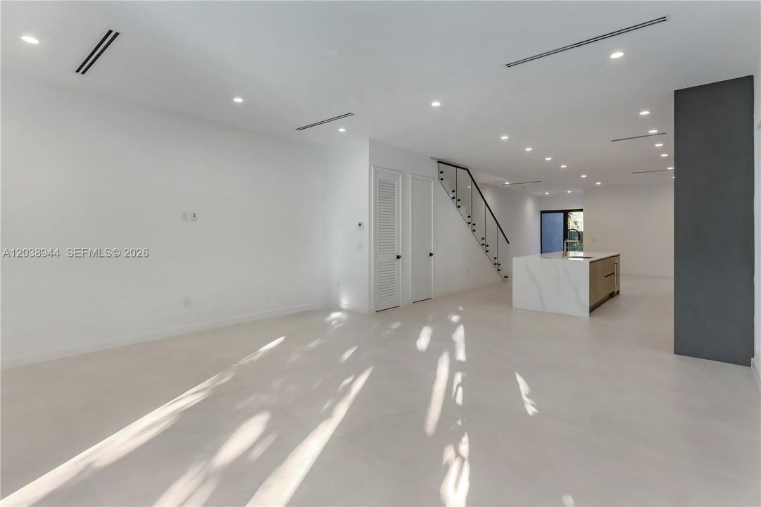 Activo con contrato: $15,000 (4 camas, 4 baños, 2655 Pies cuadrados)