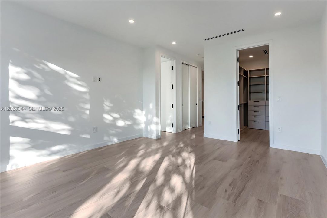 Activo con contrato: $15,000 (4 camas, 4 baños, 2655 Pies cuadrados)