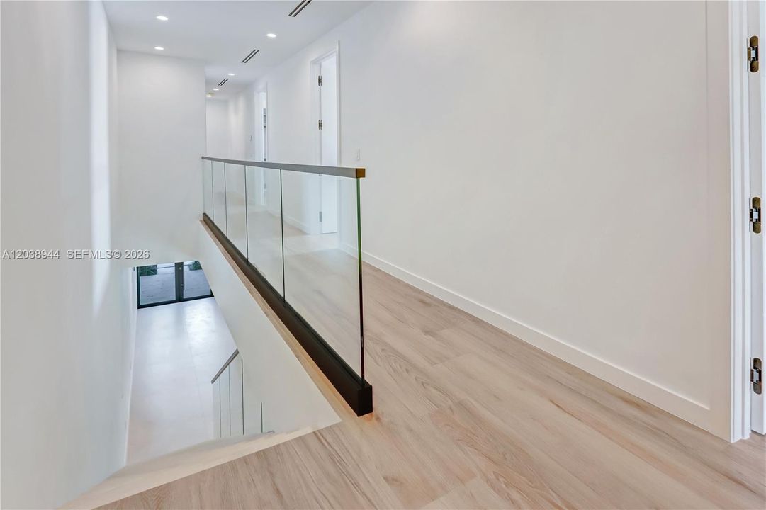 Activo con contrato: $15,000 (4 camas, 4 baños, 2655 Pies cuadrados)