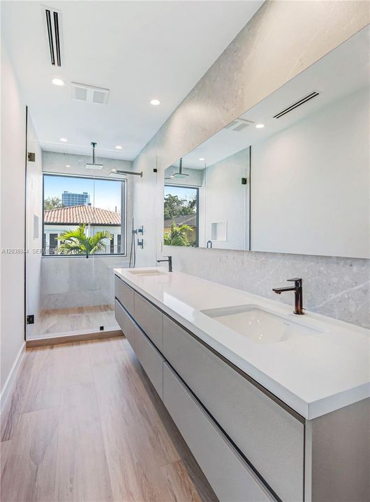 Activo con contrato: $15,000 (4 camas, 4 baños, 2655 Pies cuadrados)