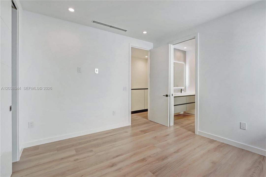 Activo con contrato: $15,000 (4 camas, 4 baños, 2655 Pies cuadrados)