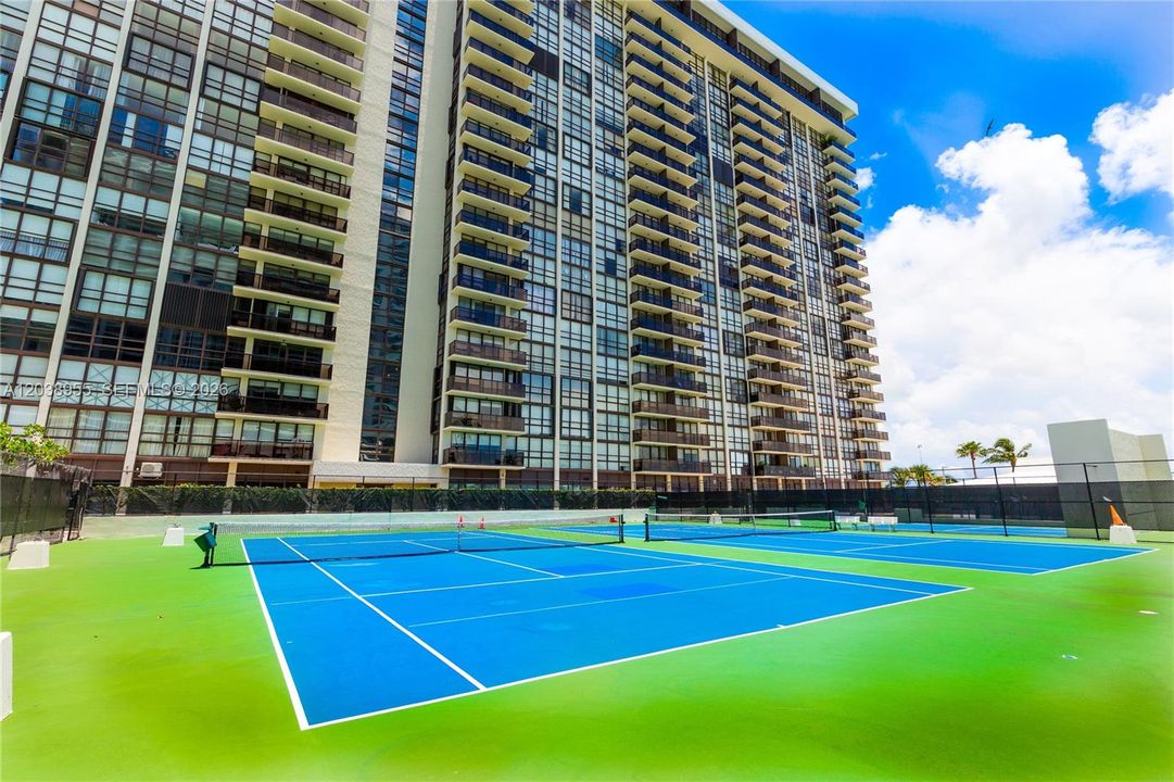 For Rent: $3,200 (2 beds, 2 baths, 990 Square Feet)