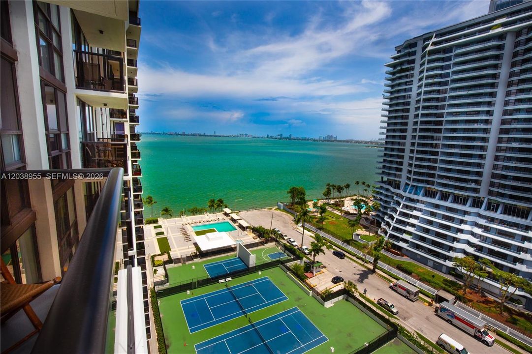 For Rent: $3,200 (2 beds, 2 baths, 990 Square Feet)