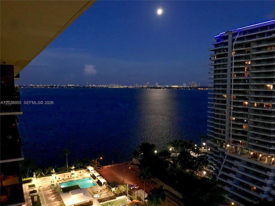 For Rent: $3,200 (2 beds, 2 baths, 990 Square Feet)