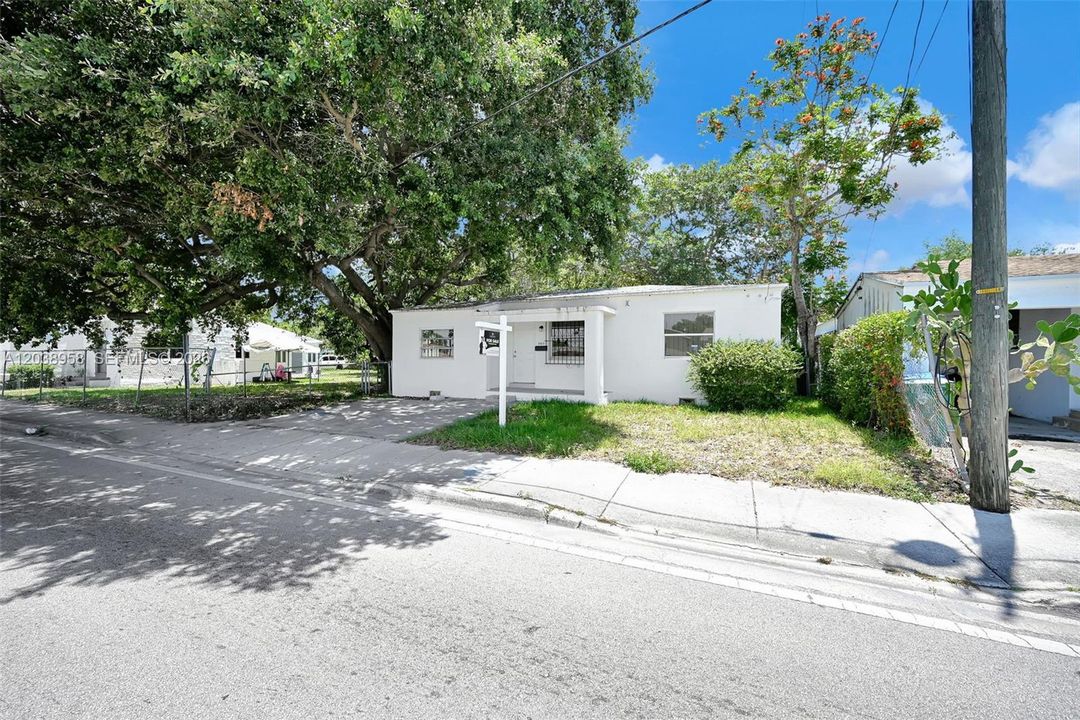 For Sale: $439,900 (3 beds, 1 baths, 1167 Square Feet)