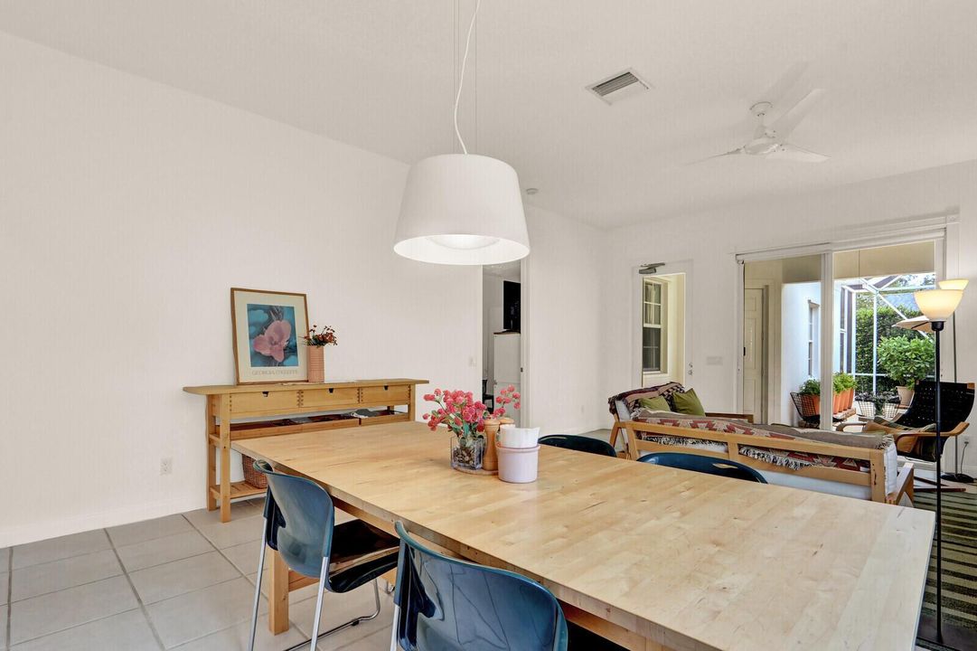 1000136077
