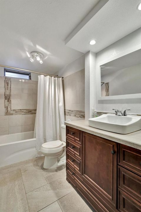 Suite Bathroom 1