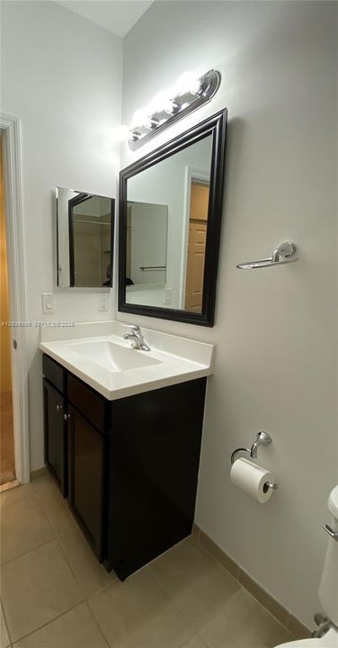 UPSTAIRS SECOND BATHROOM
