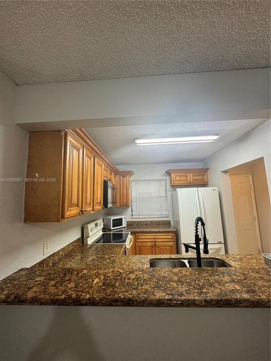 В аренду: $1,900 (2 спален, 2 ванн, 904 Квадратных фут)