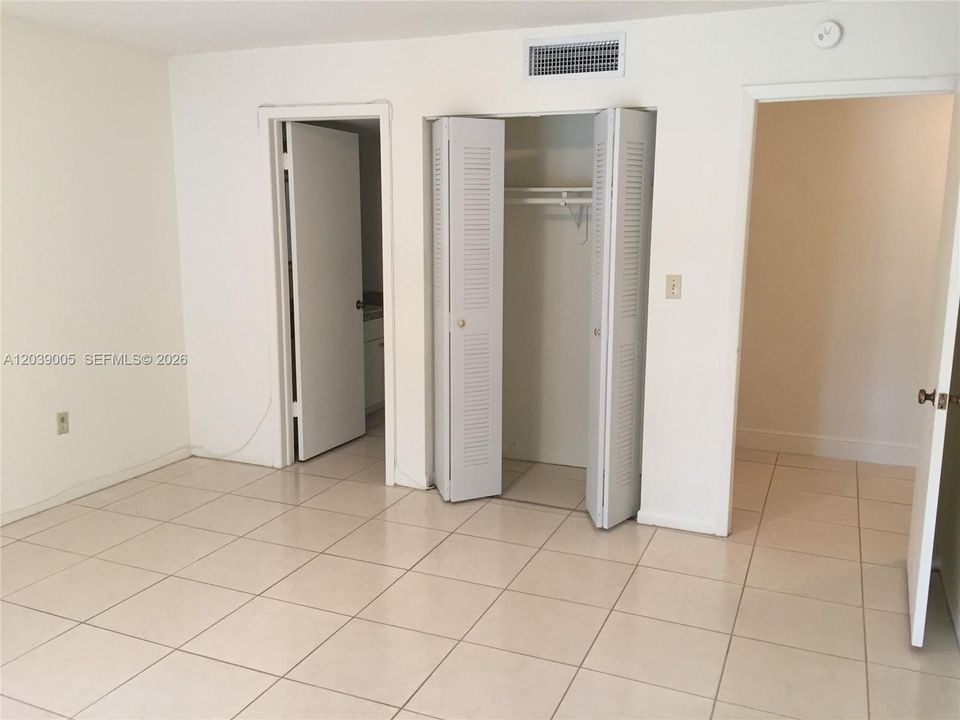На продажу: $298,900 (2 спален, 1 ванн, 1205 Квадратных фут)