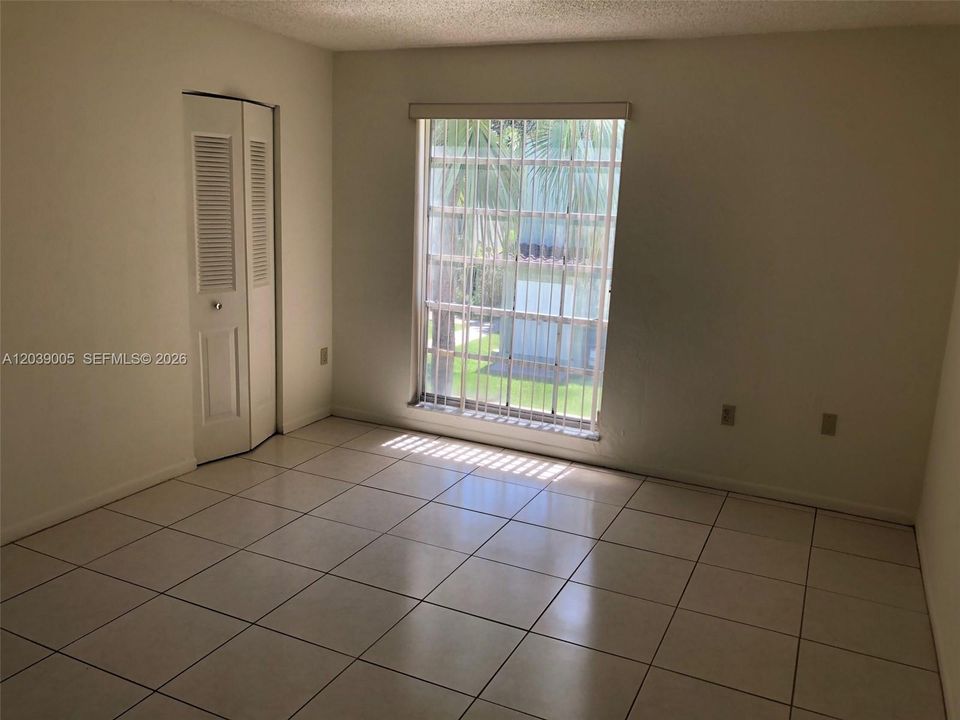 На продажу: $298,900 (2 спален, 1 ванн, 1205 Квадратных фут)