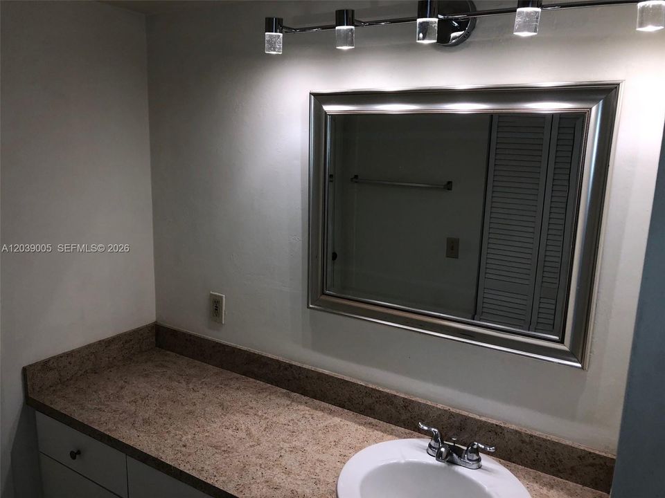 На продажу: $298,900 (2 спален, 1 ванн, 1205 Квадратных фут)