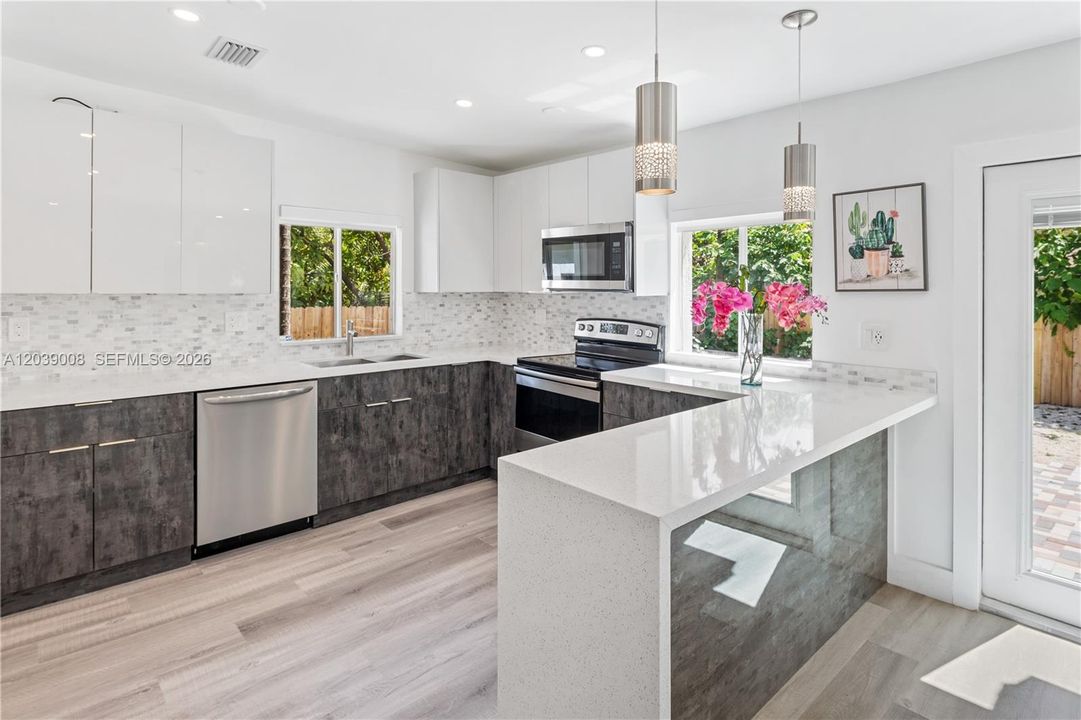 For Rent: $5,200 (3 beds, 2 baths, 1599 Square Feet)