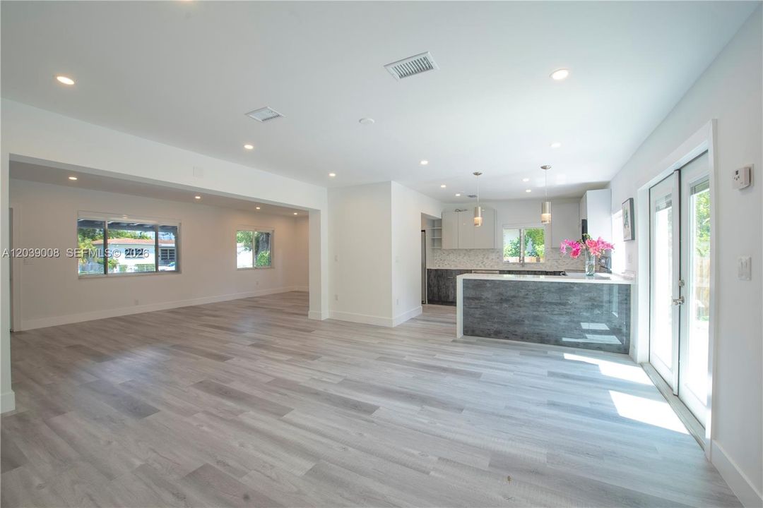 For Rent: $5,200 (3 beds, 2 baths, 1599 Square Feet)