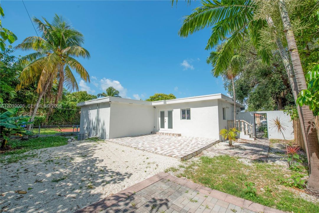 For Rent: $5,200 (3 beds, 2 baths, 1599 Square Feet)