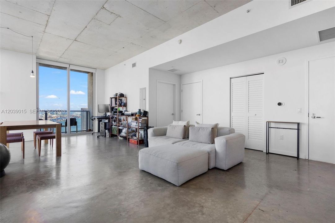 For Sale: $435,000 (2 beds, 1 baths, 736 Square Feet)