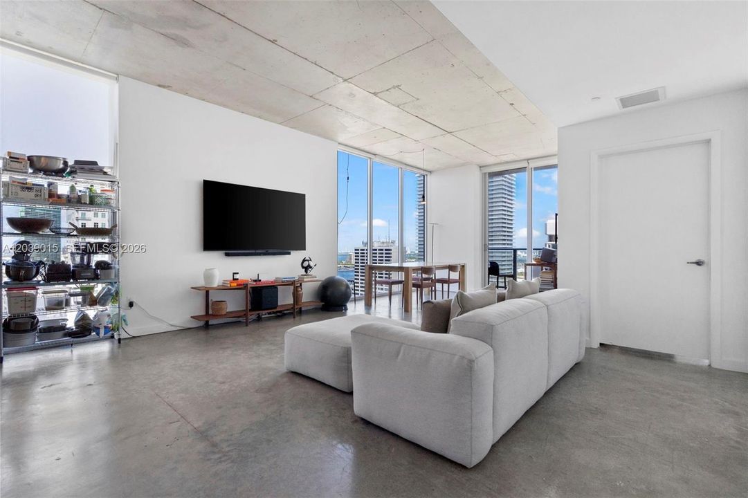 For Sale: $435,000 (2 beds, 1 baths, 736 Square Feet)