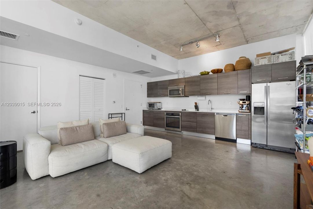 For Sale: $435,000 (2 beds, 1 baths, 736 Square Feet)
