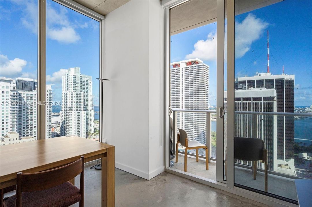 For Sale: $435,000 (2 beds, 1 baths, 736 Square Feet)
