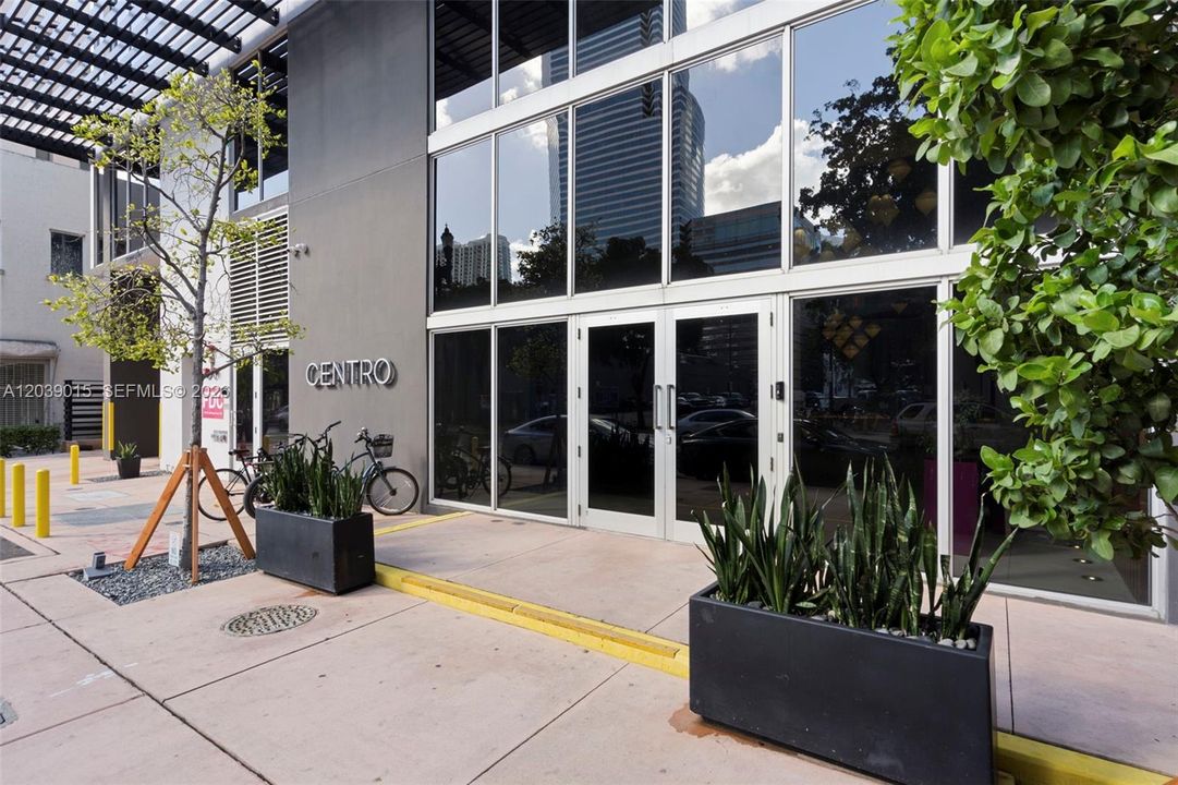 For Sale: $435,000 (2 beds, 1 baths, 736 Square Feet)