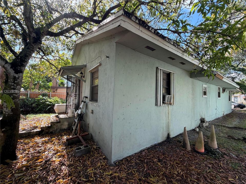 For Sale: $415,000 (3 beds, 2 baths, 1014 Square Feet)
