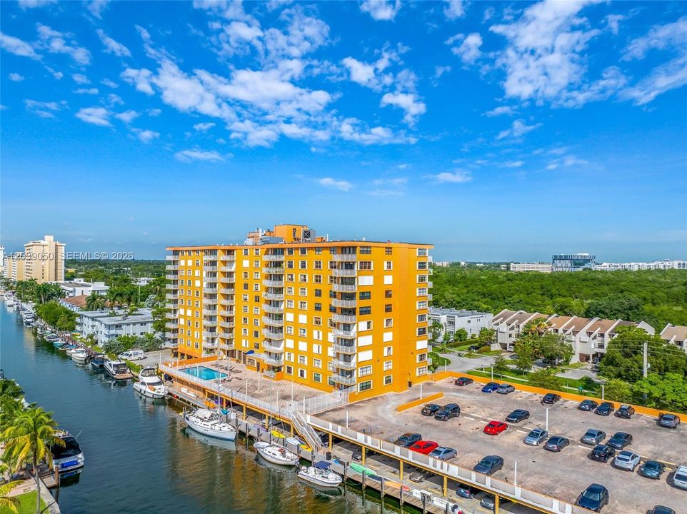 For Rent: $1,850 (1 beds, 1 baths, 720 Square Feet)