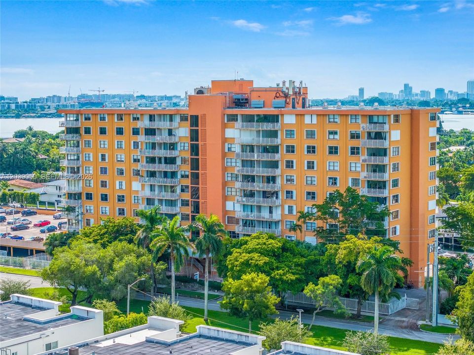 For Rent: $1,850 (1 beds, 1 baths, 720 Square Feet)