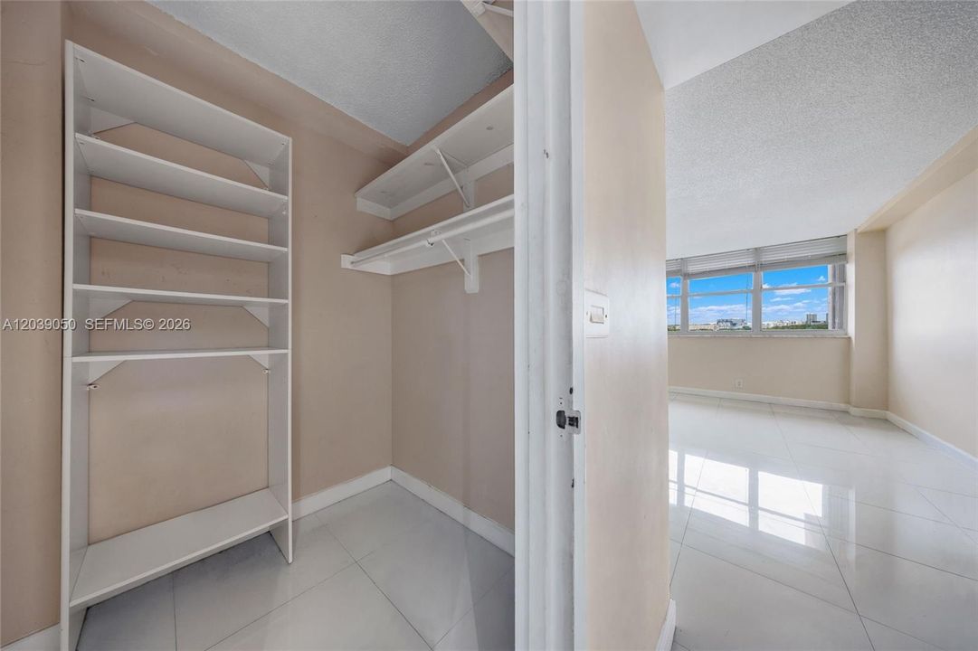 For Rent: $1,850 (1 beds, 1 baths, 720 Square Feet)