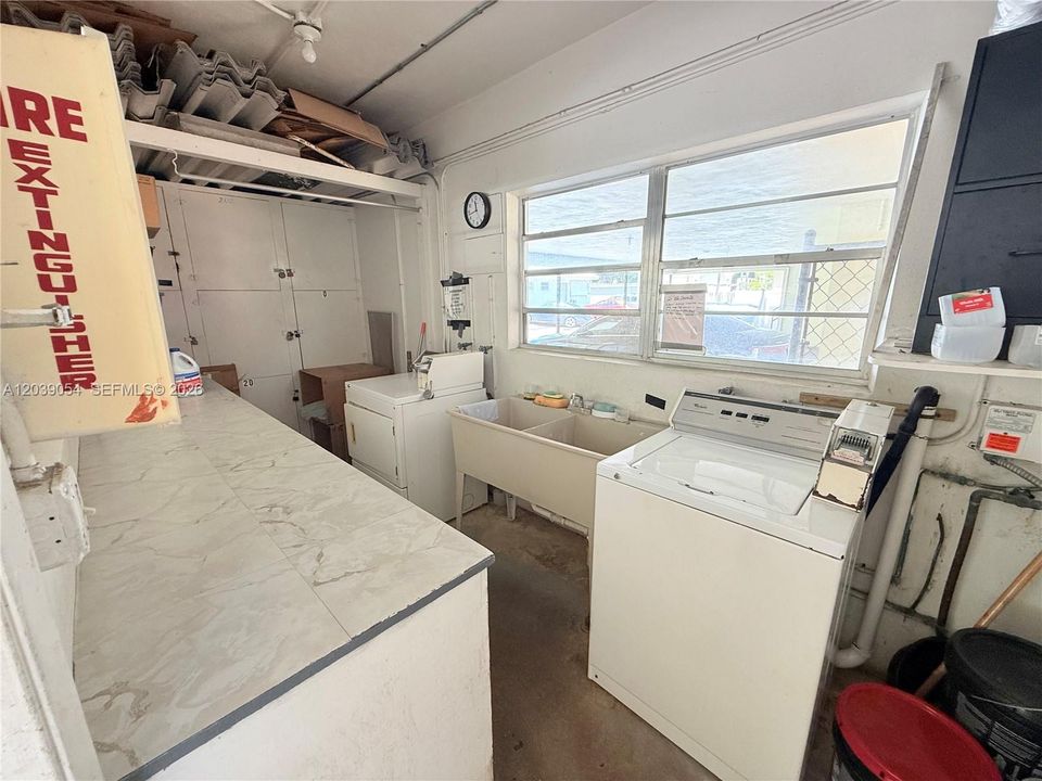 For Sale: $175,000 (1 beds, 1 baths, 677 Square Feet)