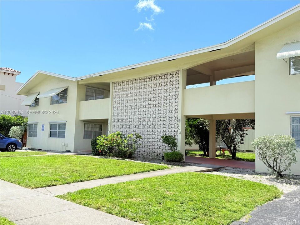 For Sale: $175,000 (1 beds, 1 baths, 677 Square Feet)