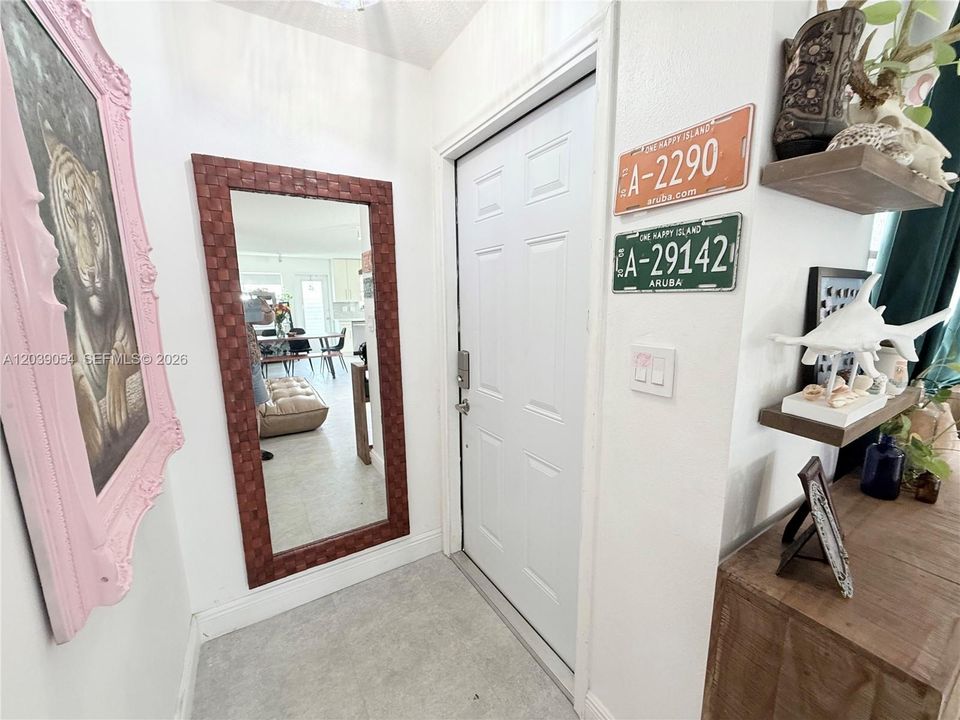 For Sale: $175,000 (1 beds, 1 baths, 677 Square Feet)