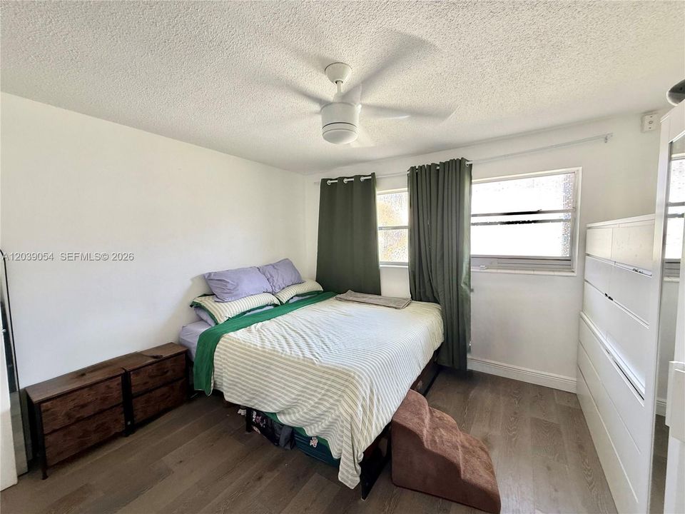 For Sale: $175,000 (1 beds, 1 baths, 677 Square Feet)