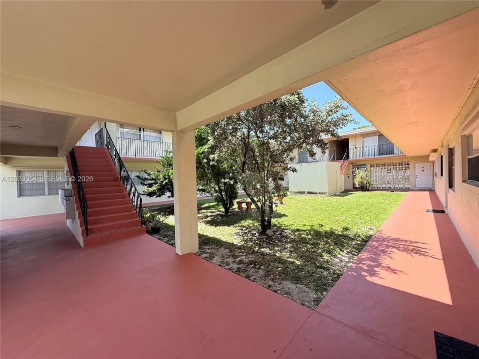 For Sale: $175,000 (1 beds, 1 baths, 677 Square Feet)