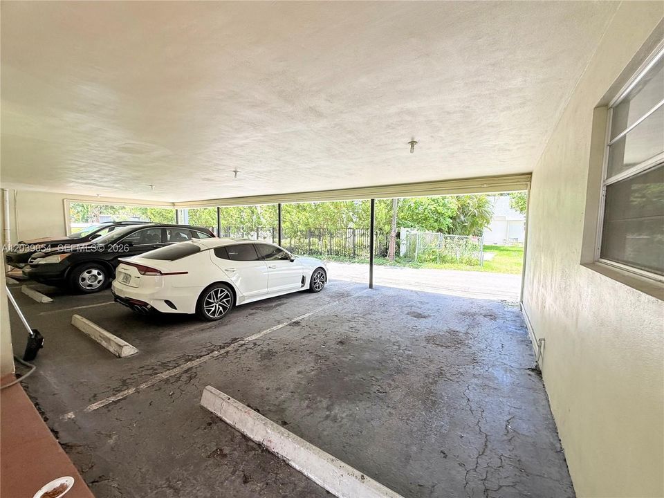 For Sale: $175,000 (1 beds, 1 baths, 677 Square Feet)