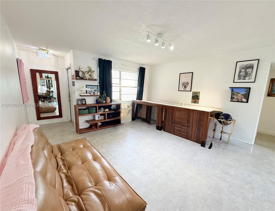 For Sale: $175,000 (1 beds, 1 baths, 677 Square Feet)