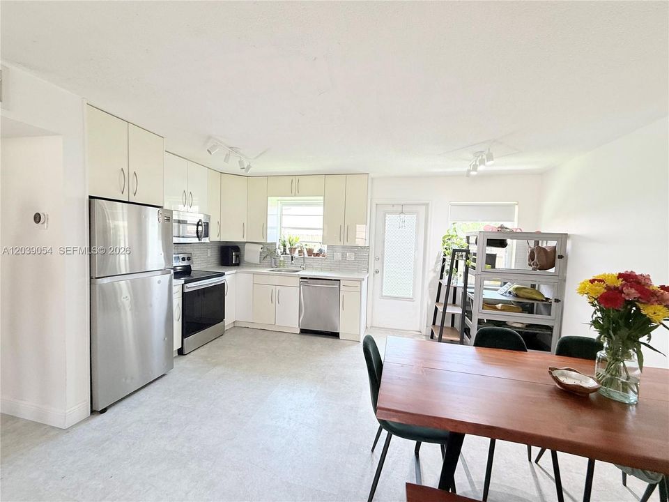 For Sale: $175,000 (1 beds, 1 baths, 677 Square Feet)