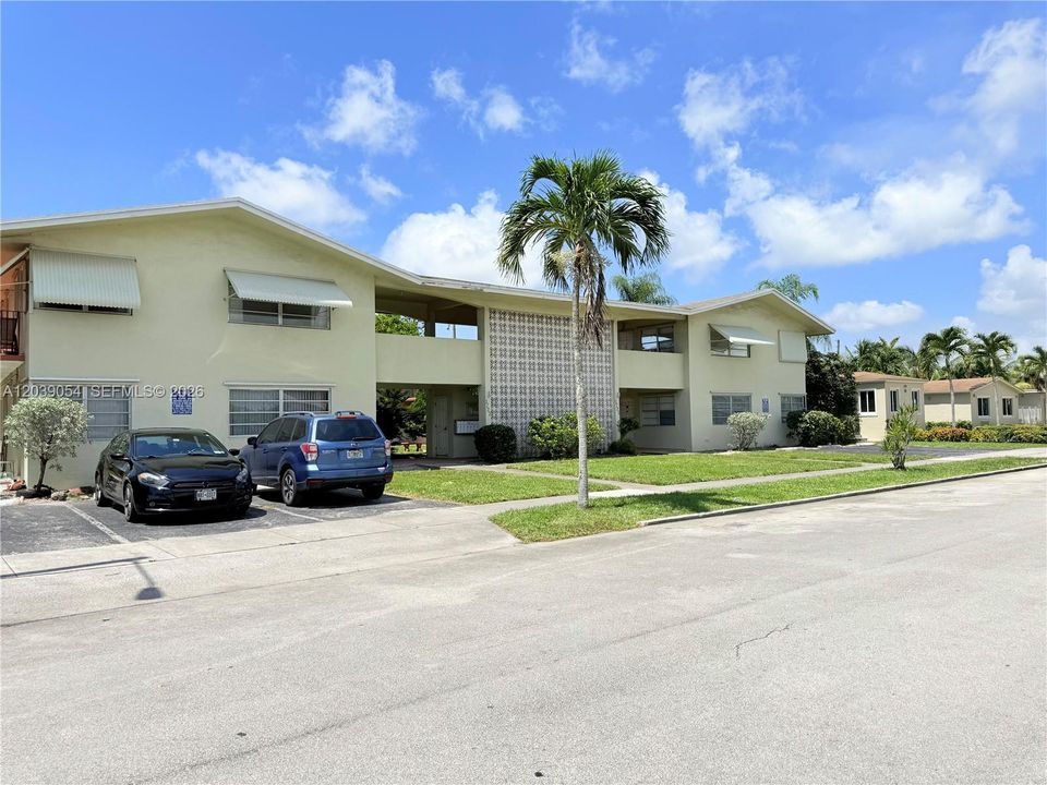 For Sale: $175,000 (1 beds, 1 baths, 677 Square Feet)