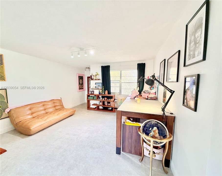 For Sale: $175,000 (1 beds, 1 baths, 677 Square Feet)