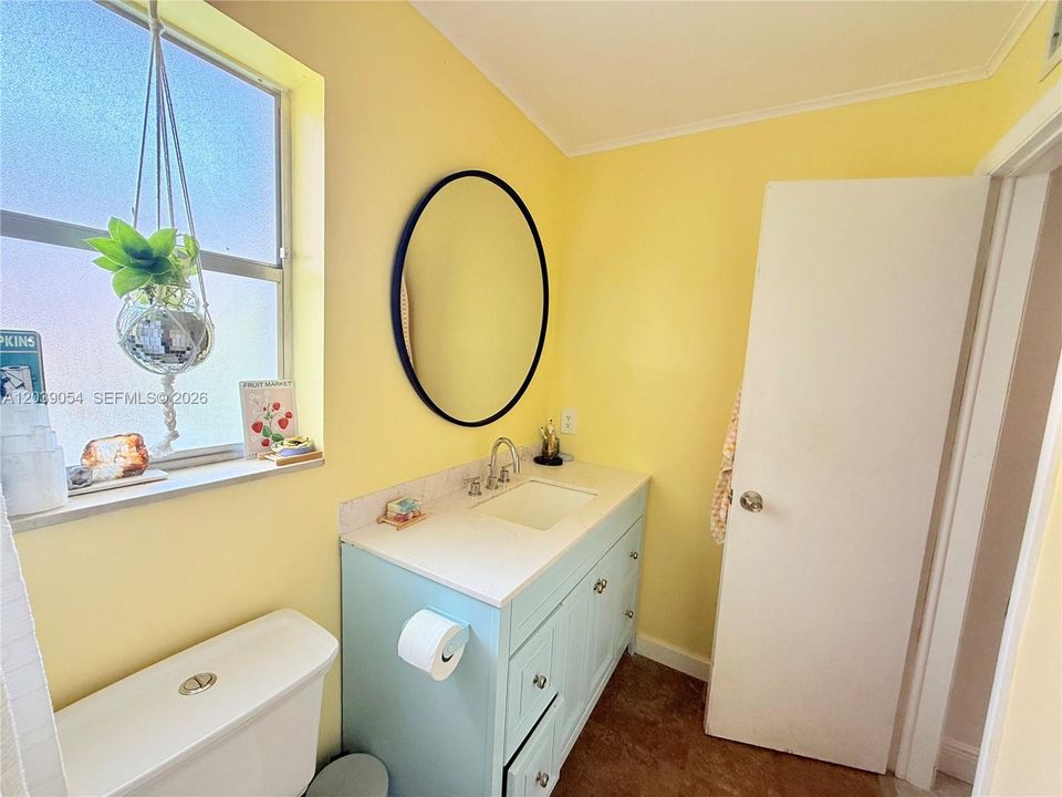 For Sale: $175,000 (1 beds, 1 baths, 677 Square Feet)