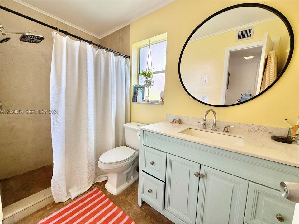 For Sale: $175,000 (1 beds, 1 baths, 677 Square Feet)
