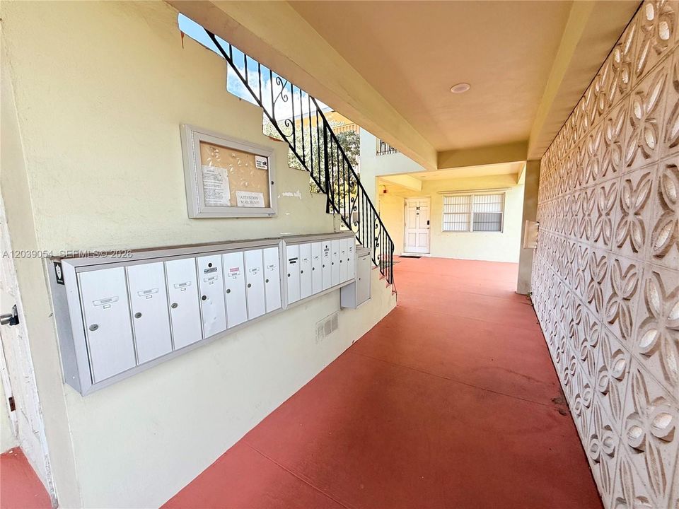 For Sale: $175,000 (1 beds, 1 baths, 677 Square Feet)